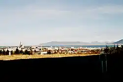 A cidade de Reiquiavique com a baía Faxflói ao fundo