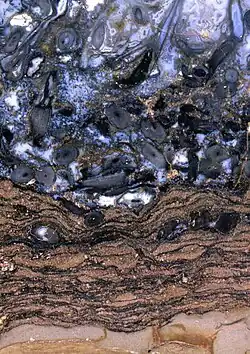 É possível ver e diferenciar a as camadas da rocha cortada e polida.