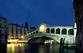 A Ponte de Rialto de noite