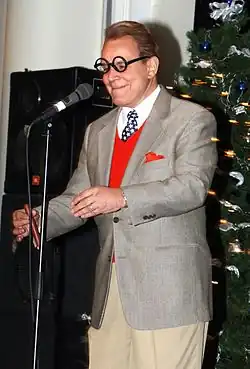 Rich Little imitando George Burns em 2004.