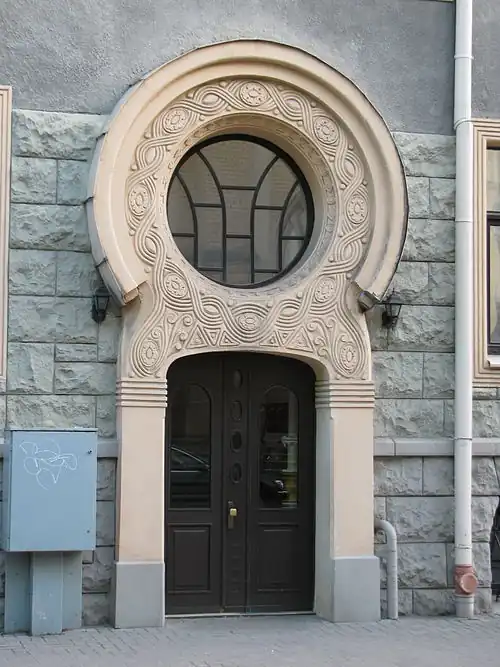 Art Nouveau nacional-romântica: Detalhe mostrando as típicas decorações nacional-românticas em uma casa construída em 1908 por Konstantīns Pēkšēns.[25]