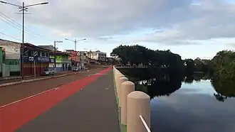 Rio Una e avenida principal da cidade