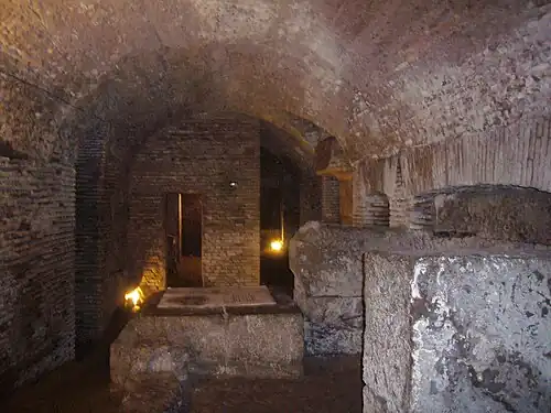 Estruturas abaixo da igreja