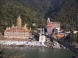 Vista de Rishkesh através da ponte de Lakshman Jhula sobre o Ganges