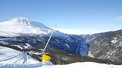 Rjukan permanece em sombra constante durante o inverno. Imagem tirada da estação de esqui de Gausta.