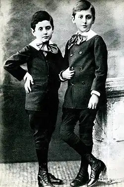Os irmãos Robert e Marcel Proust, em 1880.
