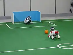 Dois Aibos jogando futebol na RoboCup de 2005