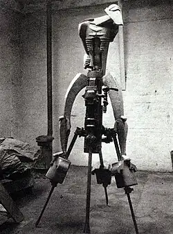 Jacob Epstein, The Rock Drill, 1913, em sua forma original, agora está perdido.