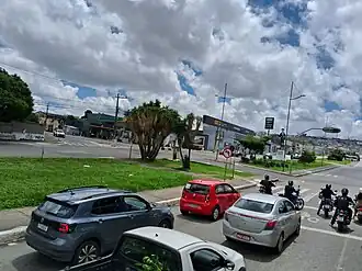 Rod. Santos Dumont, na cidade de Vitória da Conquista, com trânsito de veículos e motocicletas