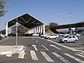 Estacionamento que serve ao Terminal - ao fundo vê-se o viaduto da Avenida Lix da Cunha