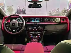 Interior do Rolls-Royce Phantom VIII Série II.