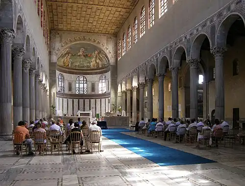 Interior da basílica Constantiniana de Santa Sabina, com spolia colunas coríntias do Templo de Juno Regina