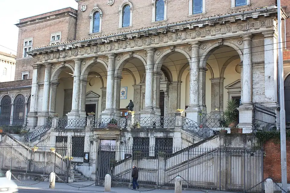 Pórtico e a escadaria.