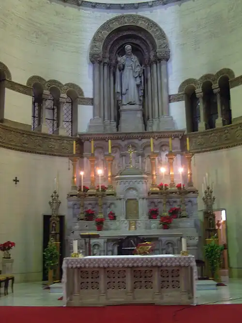 Altar-mor e a estátua de São Camilo de Lélis.