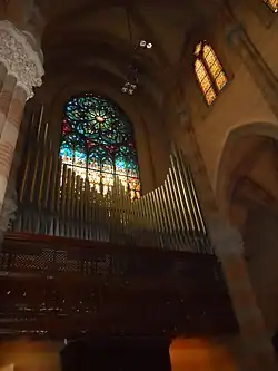 Contra-fachada e o órgão.