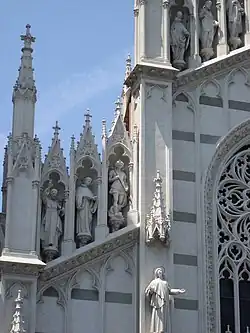 Estátuas na fachada, com destaque para "São Francisco Xavier", "São Domingos de Gusmão", e "São Miguel Arcanjo".