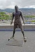 Estátua em bronze de Cristiano Ronaldo, em frente ao museu.