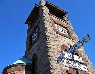 Torre do relógio na Main Street e Old Northern Boulevard, um dos mais conhecidos marcos de Roslyn