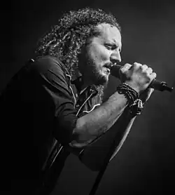 Fotografia em preto e branco de Ross cantando