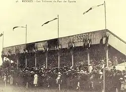Cartão postal retratando a primeira tribuna do estadio.
