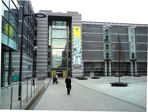 Entrada principal na Praça das Armaduras, na Doca Clarence.