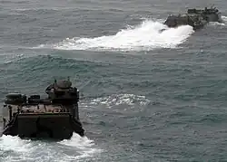 Dois blindados AAV-7A1 , do corpo de fuzileiros navais da Tailândia.