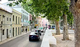 Vista da Rua Doutor José Joaquim de Almeida, zona central de Carcavelos.