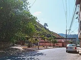 Rua Padre Américo Magalhães com a praça do bairro Santo Antônio à esquerda