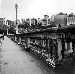 Rua Sapucaí, com vista do Centro ao fundo.