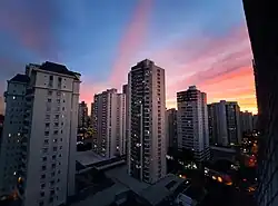 Prédios no Bueno na Rua T-65, em maio de 2020.