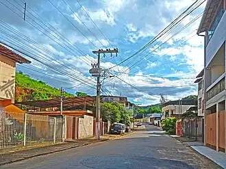 Rua Carmem Cotta no Córrego do Caçador, principal via do bairro.