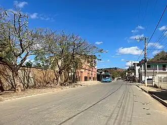 Rua Felipe de Carvalho, principal via do distrito.
