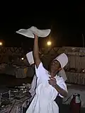 Um chef preparando rumali roti na Índia