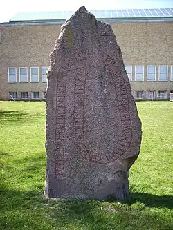 Pedra rúnica no exterior do edifício