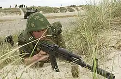Um fuzileiro naval russo usando um capacete SSh-60 com a cobertura camuflada padrão KZM durante um exercício internacional em Ustka, na Polônia, como parte das Operações Bálticas (BALTOPS), 2003.