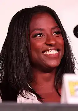 Rutina Wesley com um sorriso de canto