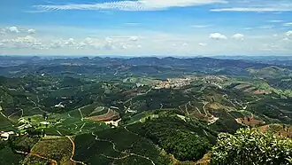 Vista remota da cidade, à direita do centro da imagem