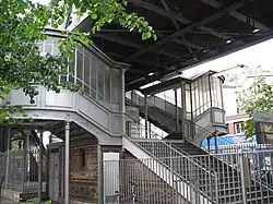 Escadas crescentes para as plataformas.