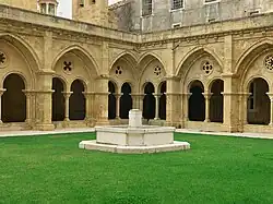 Os claustros foram construídos numa transição entre o românico e o gótico, como se observa nos arcos ogivais.