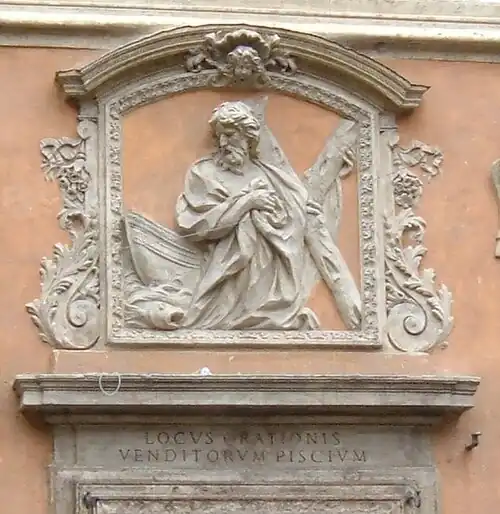 Detalhe do alto-relevo sobre o portal.