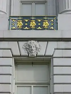 Mascarões masculinos e femininos alternados decoram as pedras angulares da Prefeitura de São Francisco