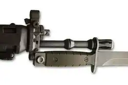 O bloco de gás integra um regulador de gás ajustável, a mira frontal com um poste de mira noturna dobrável e o terminal de baioneta no supressor de flash.