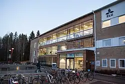 Entrada do campus de Umeå