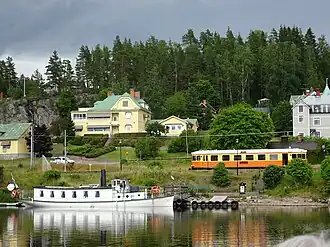 Cidade junto ao lago Åmänningen e a linha férrea
