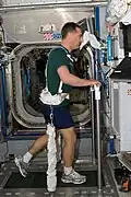 O engenheiro de voo Skvortsov se exercita na ISS.