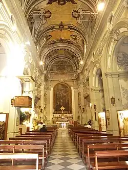 Interior na direção do altar-mor.