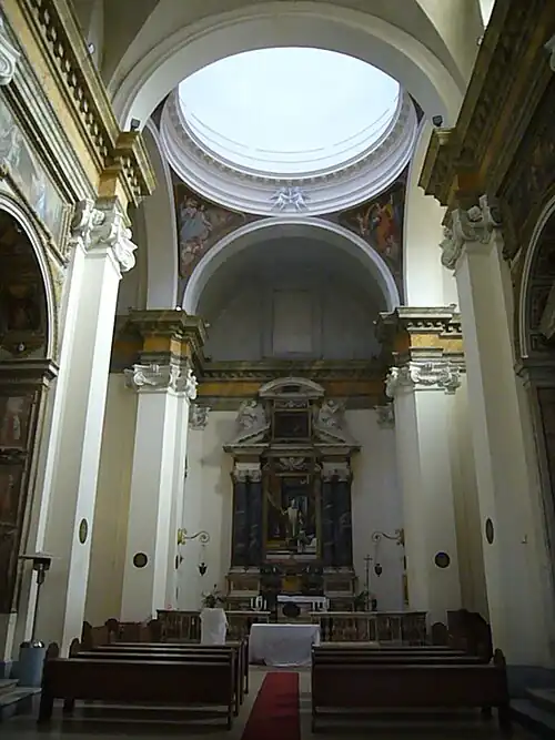 Interior e o altar-mor.