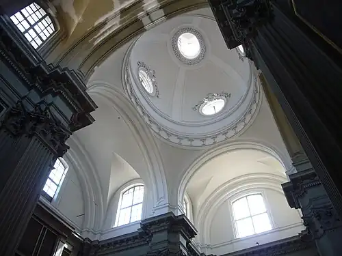 Interior da cúpula e o teto.