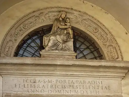Madona com o Menino no tímpano acima da porta principal.