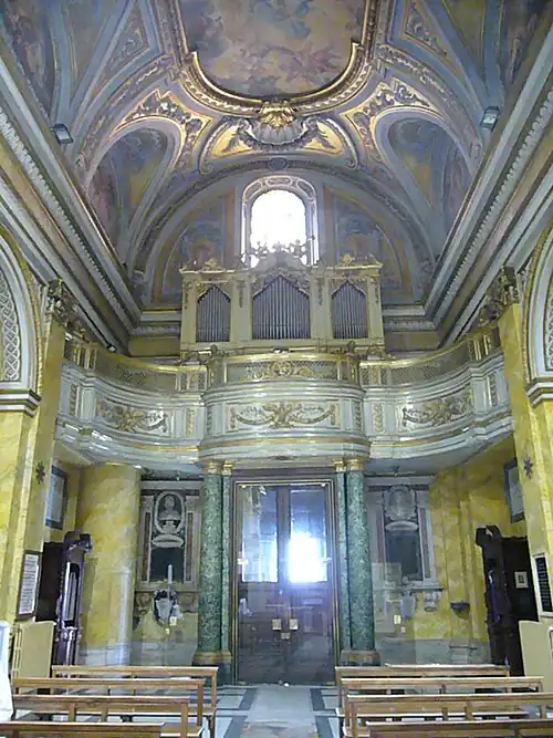 Contra-fachada e o órgão.